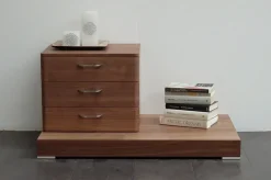 Distribuzione Grandi Marchi Camera Comodino logos su panca noce scontato del -50 %- Comodini