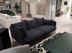 Presotto Caspar tessuto in misto piuma   a prezzo scontato- Divani