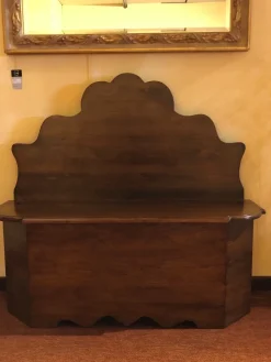 Sale Cassapanca classica sagomata in legno massello tinto noce Scontata del 50% Tavolini