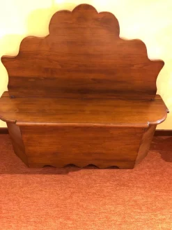 Sale Cassapanca classica sagomata in legno massello tinto noce Scontata del 50% Tavolini