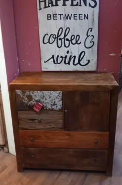 Outlet Etnico Cassettiera in legno etnico. Offerta Outlet. Cavallino.- Cassettiere