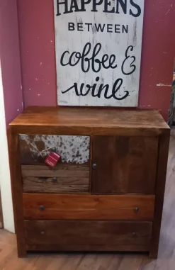 Outlet Etnico Cassettiera in legno etnico. Offerta Outlet. Cavallino.- Cassettiere