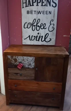 Outlet Etnico Cassettiera in legno etnico. Offerta Outlet. Cavallino.- Cassettiere