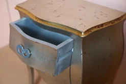 Cassettiera Shabby chic modello Foglia argento a marchio a prezzo scontato Cassettiere