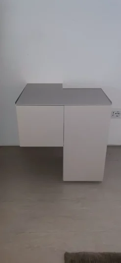 Minotti Italia Comodino modello Formosa appoggiata di scontato- Comodini