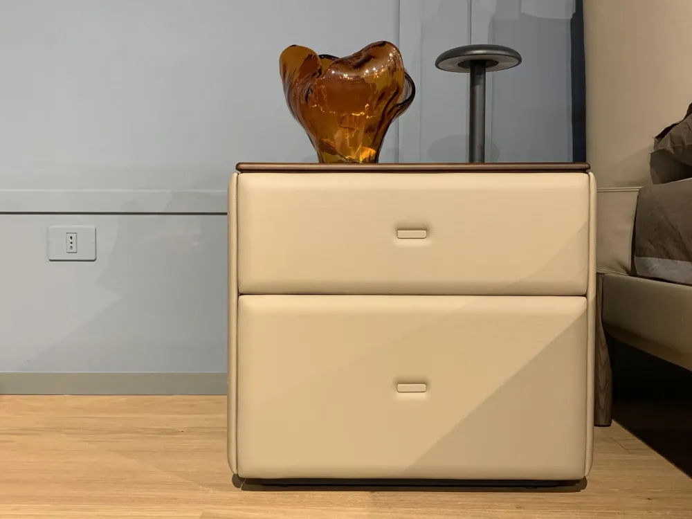 Comodino modello Moondance di^Poltrona Frau Clearance