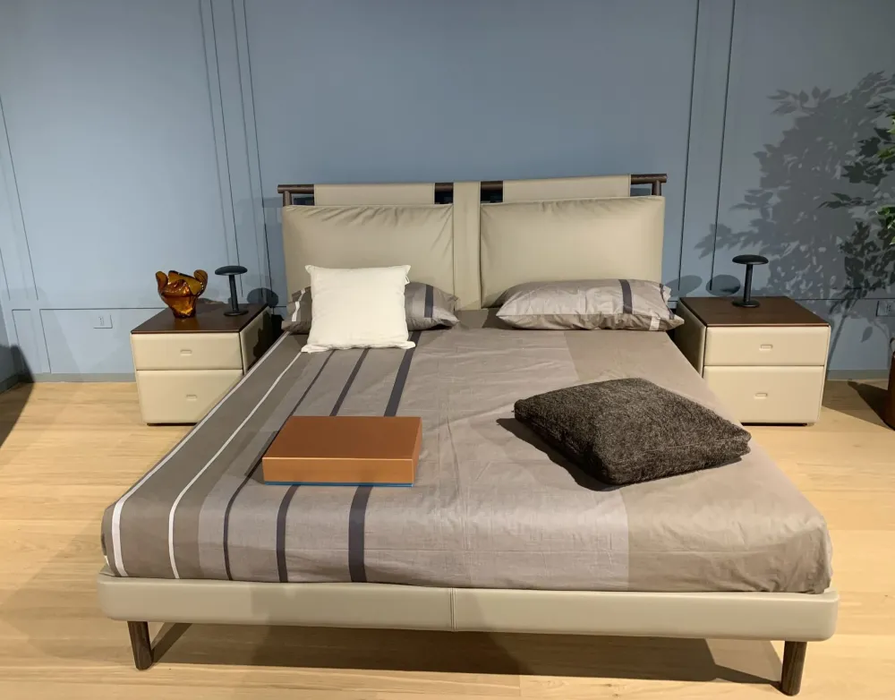 Comodino modello Moondance di^Poltrona Frau Clearance