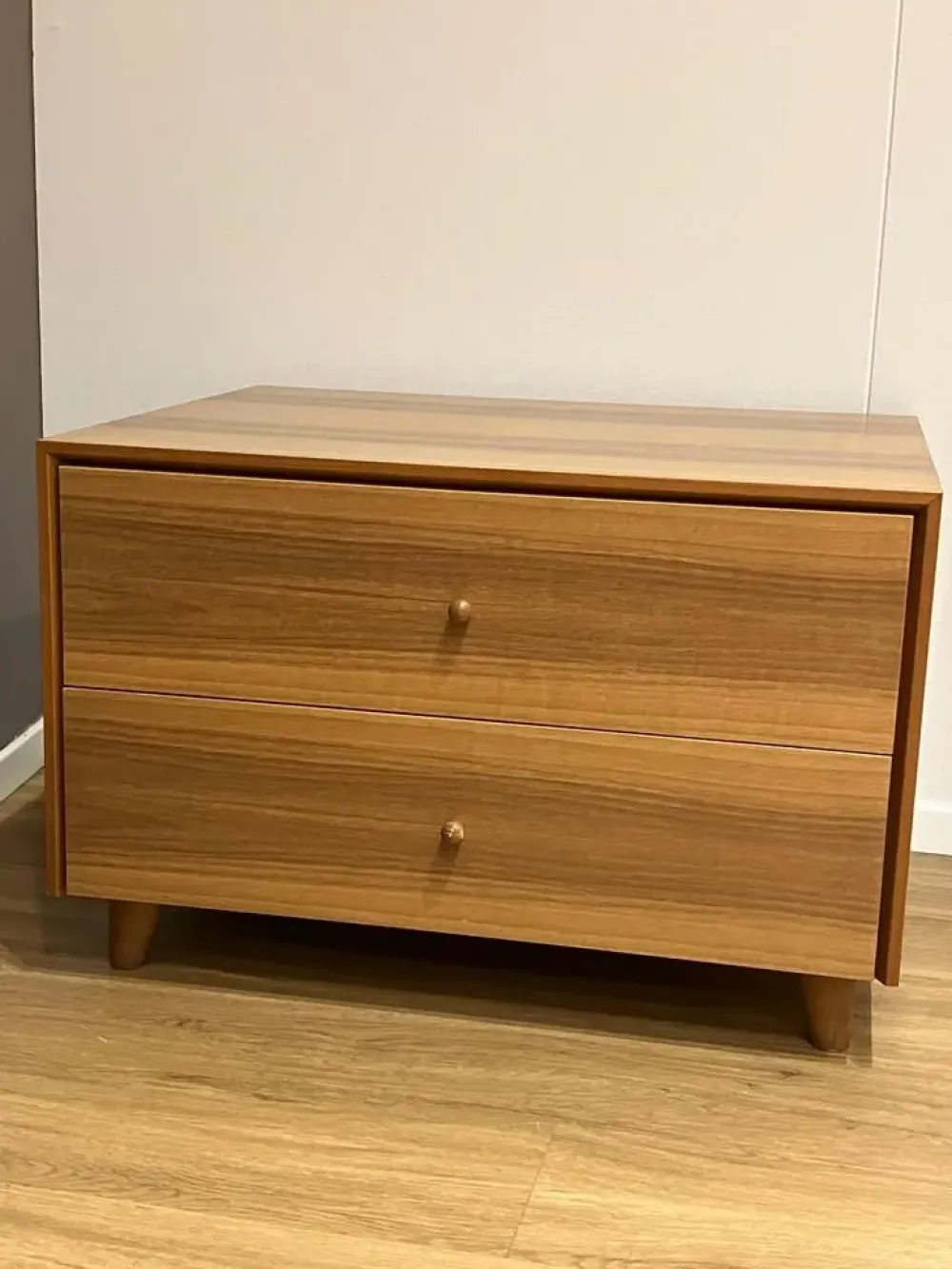 Online Comodino modello Pezzo unico noce canaletto a PREZZI OUTLET Comodini