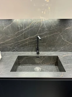 Cucina a prezzo scontato con penisola design Menta^Miton Discount