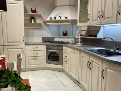 Cucina ad angolo in legno magnolia Madeleine a prezzo ribassato^Scavolini Discount