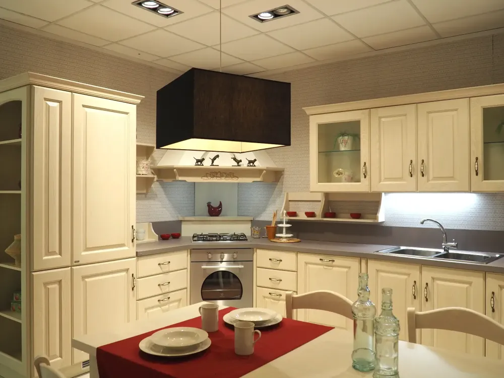 Cucina ad angolo in legno magnolia Madeleine a prezzo ribassato^Scavolini Discount