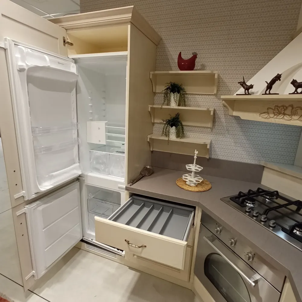 Cucina ad angolo in legno magnolia Madeleine a prezzo ribassato^Scavolini Discount