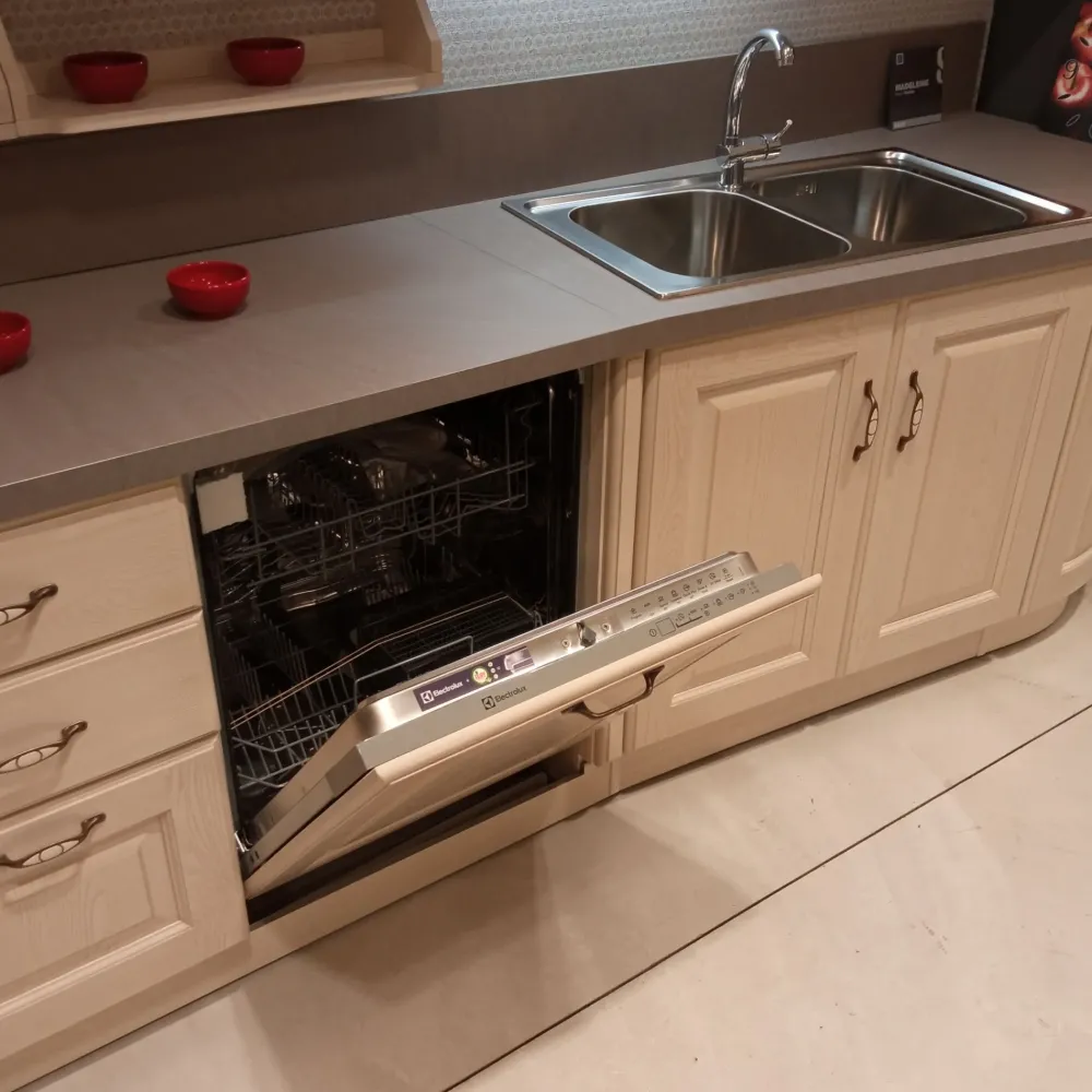 Cucina ad angolo in legno magnolia Madeleine a prezzo ribassato^Scavolini Discount