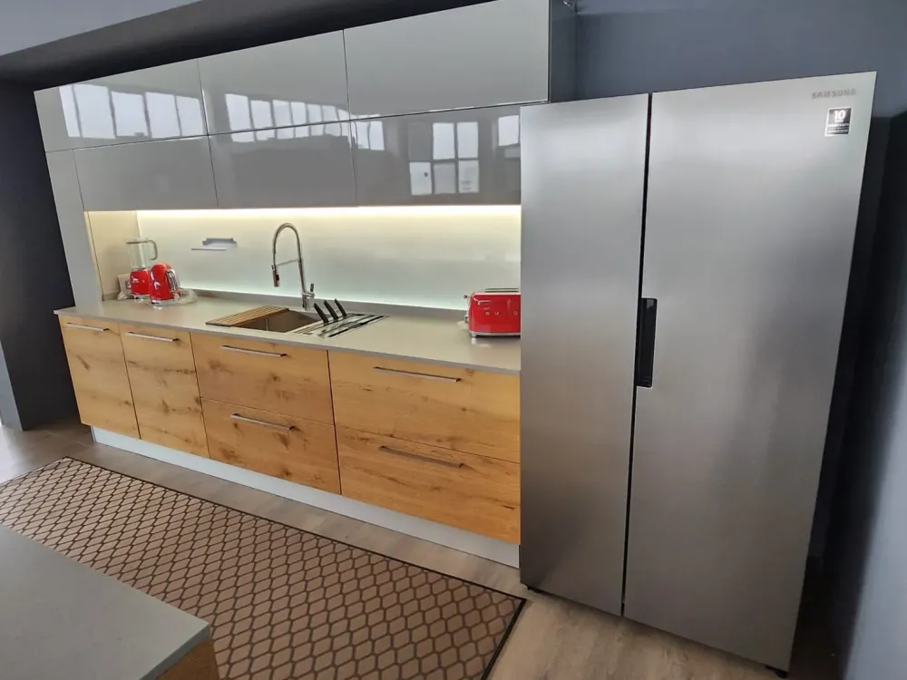 Cucina ad isola in laccato lucido modello Kristal ad un prezzo riservato^Artigianale Outlet