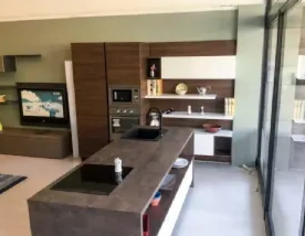 Cucina ad isola in polimerico opaco bianca Petalo a prezzo ribassato^Essebi