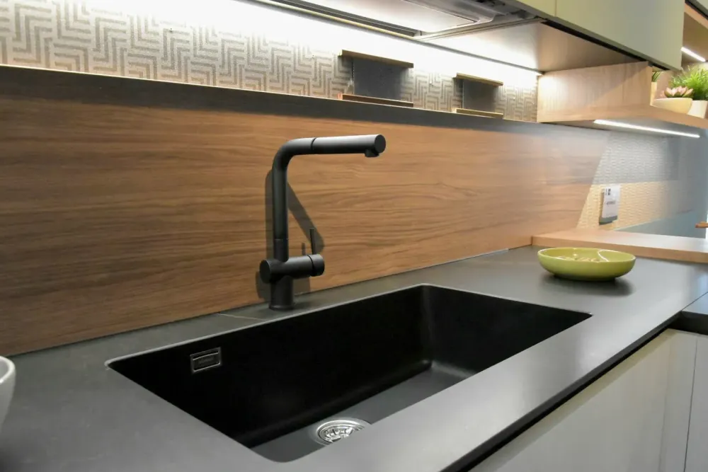 Cucina altri colori design con penisola Metropolis fenix cemento  a soli 13500 Euro^Stosa New