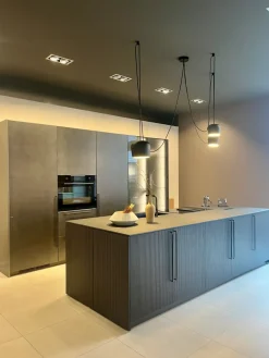 Cucina antracite design con isola Musa in offerta^Scavolini Outlet