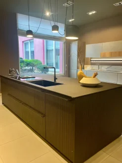 Cucina antracite design con isola Musa in offerta^Scavolini Outlet
