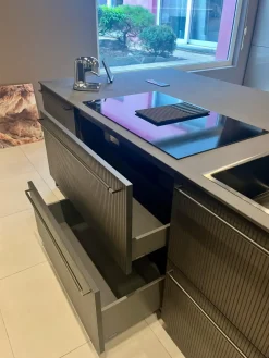 Cucina antracite design con isola Musa in offerta^Scavolini Outlet