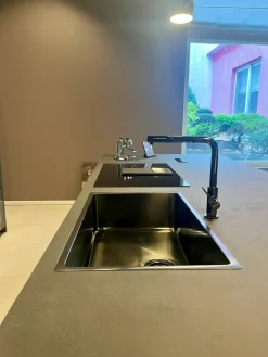 Cucina antracite design con isola Musa in offerta^Scavolini Outlet