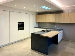 Primopiano Cucine Cucina bianca design con penisola Ingrosso cucine moderne icm22 in Offerta Outlet- Cucine Con Penisola|Cucine Design