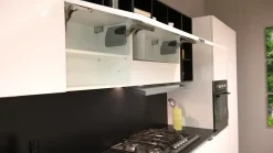 Cucina bianca lucida con schienale e pensili a giorno in promozione^Collezione esclusiva Clearance