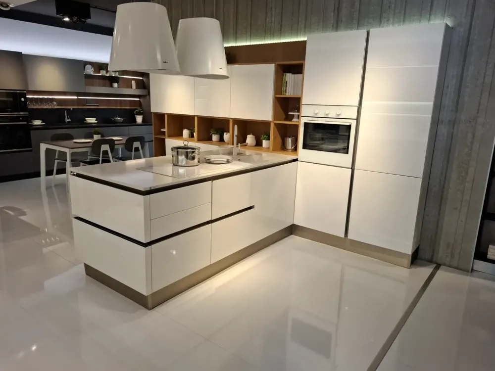 Veneta Cucine Cucina bianca moderna con penisola Oyster pro laccata bianco lucido a soli 8400 Euro- Cucine Con Penisola|Cucine Moderne