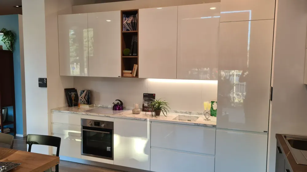 Cucina bianca moderna con penisola Motus in Offerta Outlet^Scavolini Discount