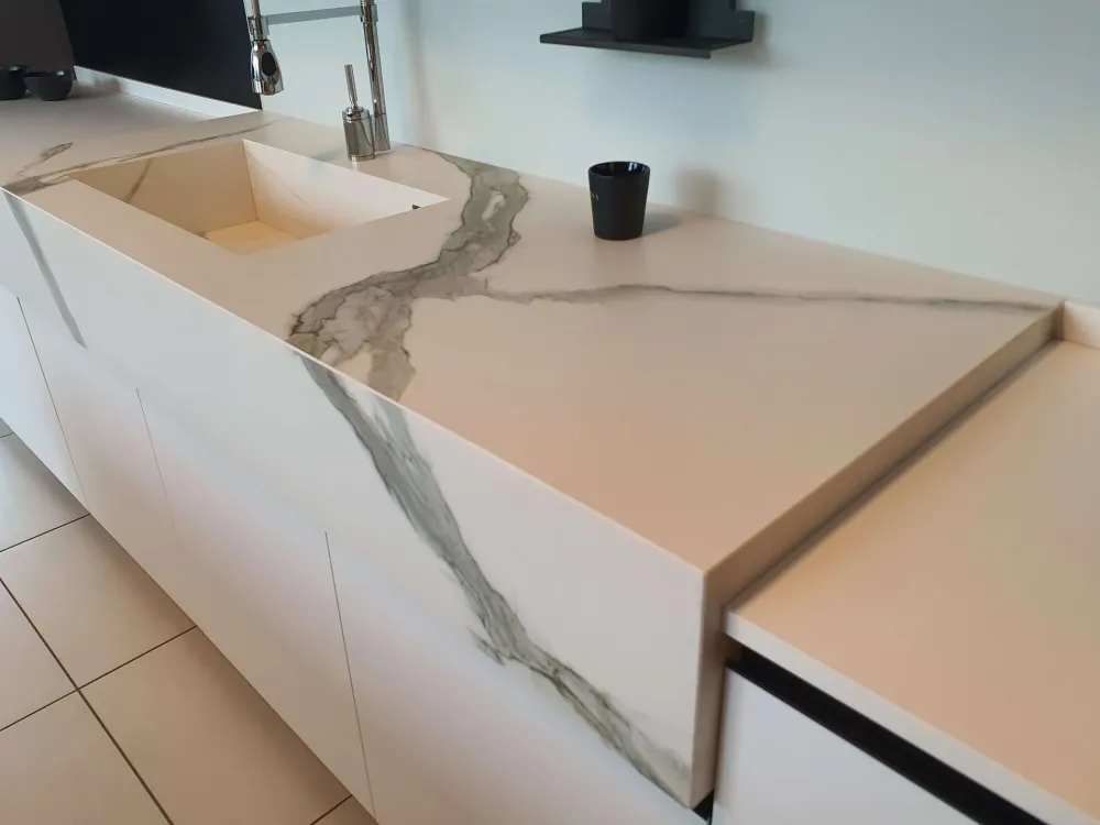 Cucina bianca moderna con isola K3 kali in offerta^Arredo3 Outlet