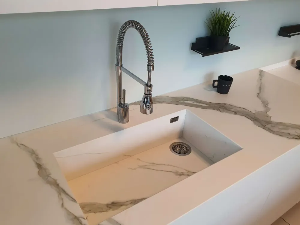 Cucina bianca moderna con isola K3 kali in offerta^Arredo3 Outlet