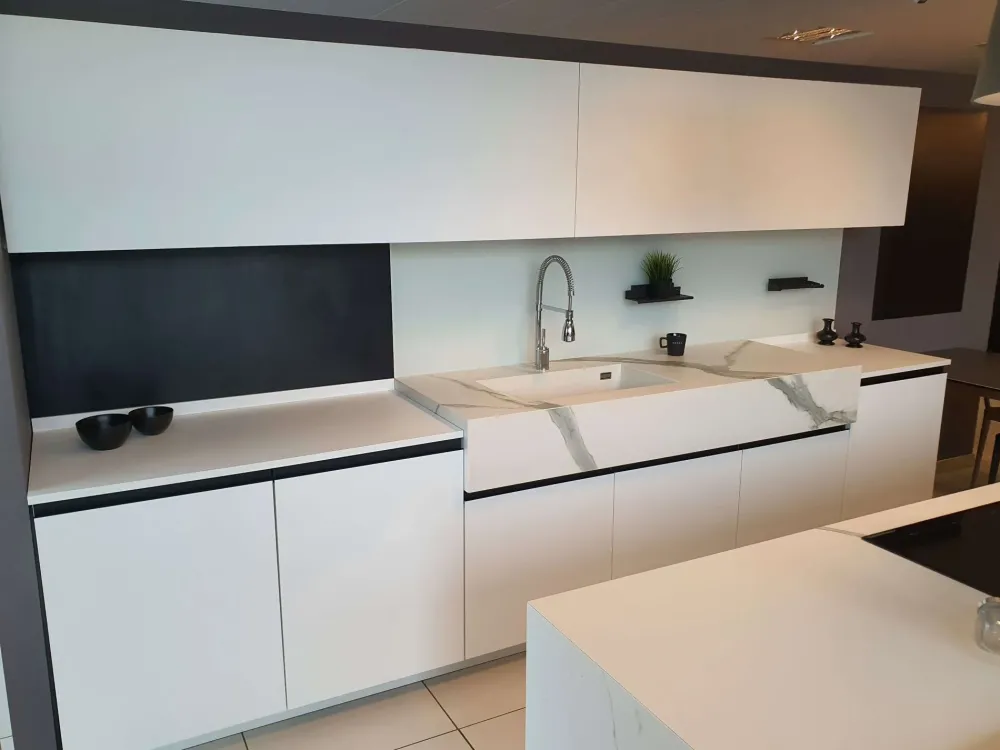 Cucina bianca moderna con isola K3 kali in offerta^Arredo3 Outlet