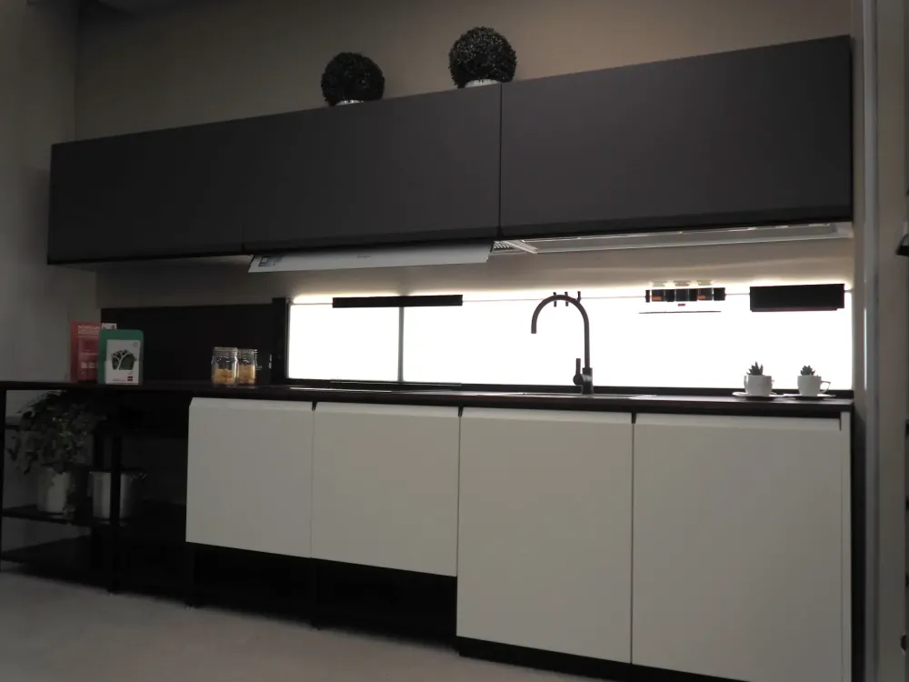 Cucina bianca moderna lineare Cucina formalia in Offerta Outlet^Scavolini Sale