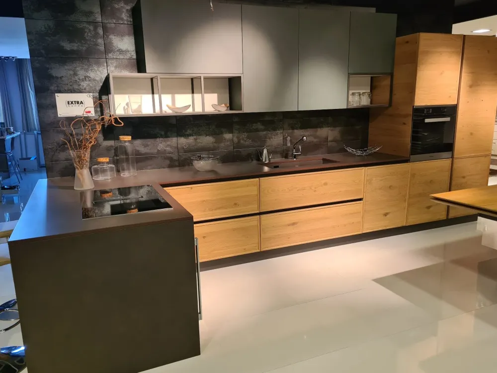 Cucina California moderna rovere chiaro con penisola^Ar-Due