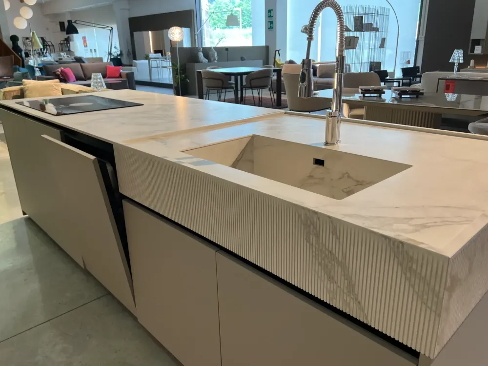 Cucina con isola in laccata opaco grigia bluna a prezzo scontato^Binova Clearance