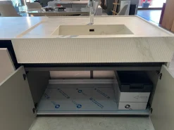 Cucina con isola in laccata opaco grigia bluna a prezzo scontato^Binova Clearance