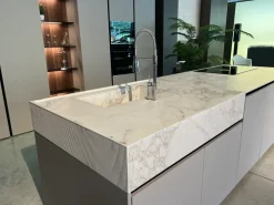 Cucina con isola in laccata opaco grigia bluna a prezzo scontato^Binova Clearance