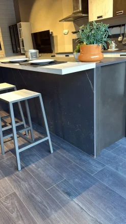 Creo Cucina con isola in laminato materico a prezzo ribassato 52%- Cucine Ad Isola