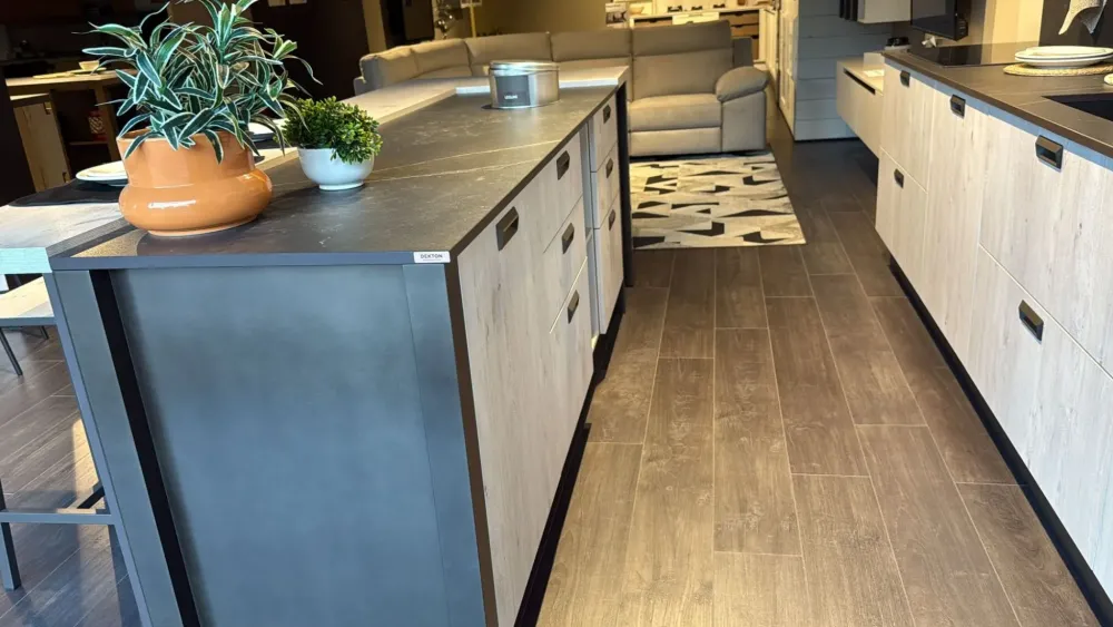 Creo Cucina con isola in laminato materico a prezzo ribassato 52%- Cucine Ad Isola