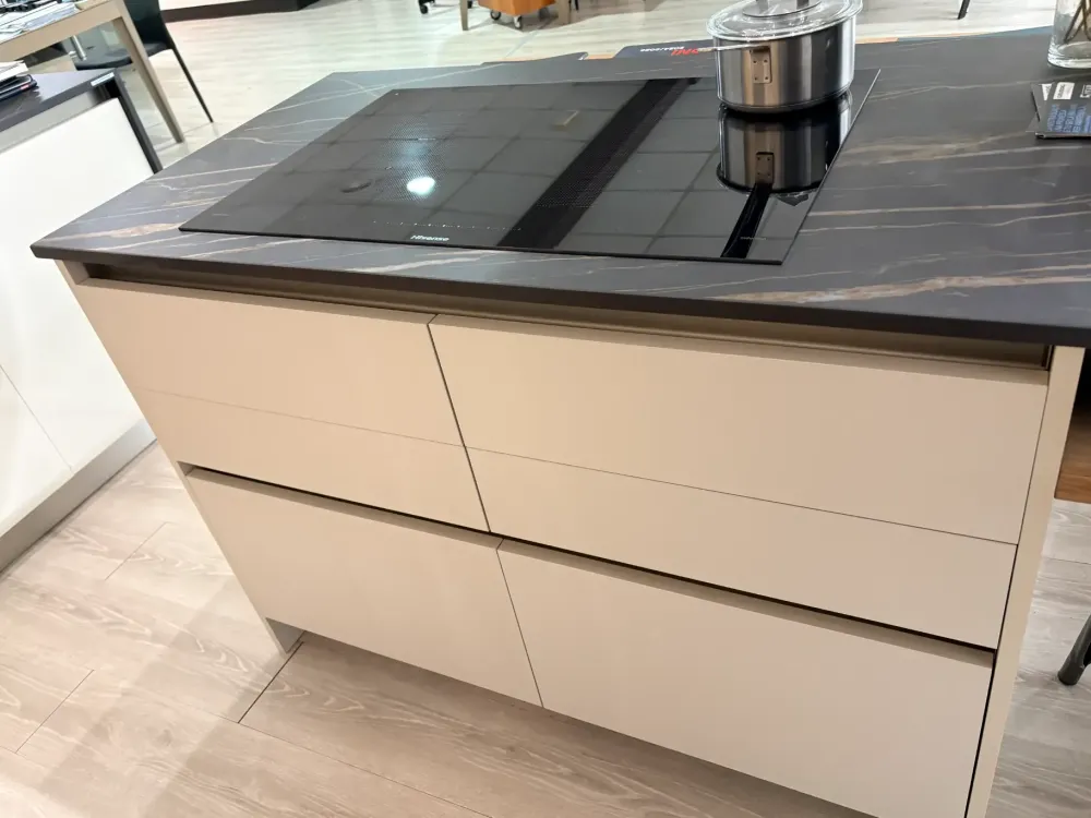 Cucina con isola in polimerico a prezzo scontato 60%^Arredo3