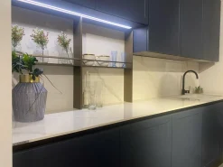 Cucina con isola in polimerico opaco blu Gaia a prezzo scontato^Mobilturi Discount