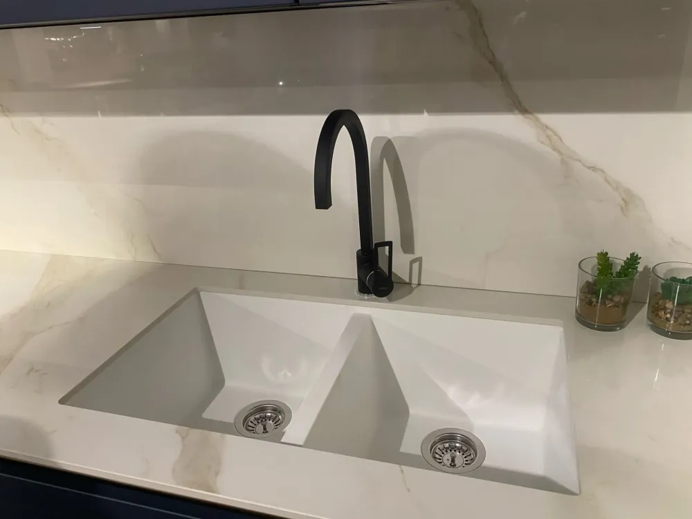 Cucina con isola in polimerico opaco blu Gaia a prezzo scontato^Mobilturi Discount