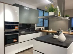 Cucina con penisola design bianca Lounge a soli 15000 Euro^Veneta Cucine Hot