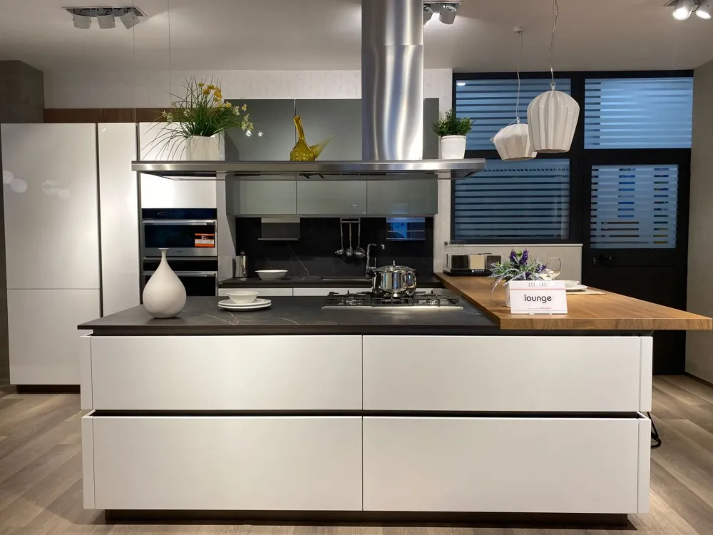 Cucina con penisola design bianca Lounge a soli 15000 Euro^Veneta Cucine Hot