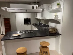 Cucina con penisola in laccato opaco bianca English mood a prezzo ribassato^Minacciolo Sale