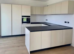 Best Cucina con penisola in laminato opaco tortora Ingrosso cucine moderne icm18 a prezzo ribassato Cucine Con Penisola|Cucine Design