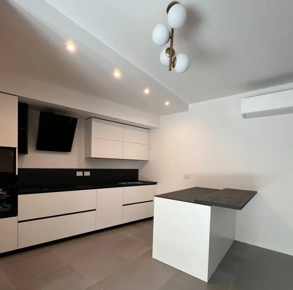 Sale Cucina con penisola in laminato opaco bianca Ingrosso cucine moderne icm67 a prezzo ribassato Cucine Con Penisola|Cucine Design