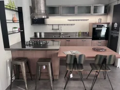 Cucina con penisola in legno a prezzo scontato 45%^Scavolini Hot