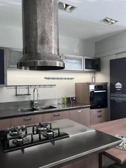 Cucina con penisola in legno a prezzo scontato 45%^Scavolini Hot