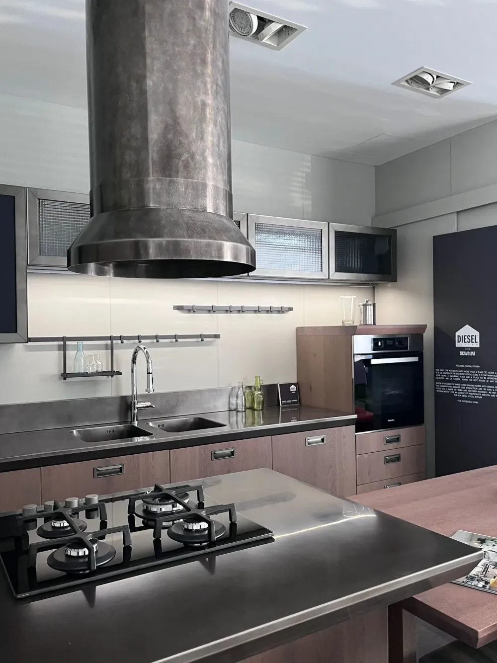 Cucina con penisola in legno a prezzo scontato 45%^Scavolini Hot