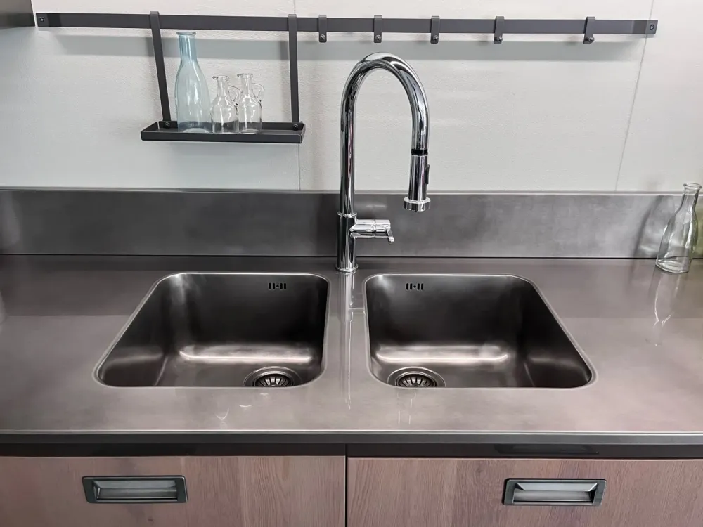 Cucina con penisola in legno a prezzo scontato 45%^Scavolini Hot